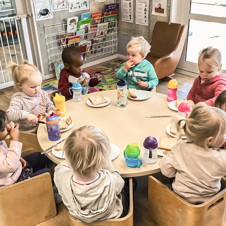 Busy Bees Ashburton kids eating lunch