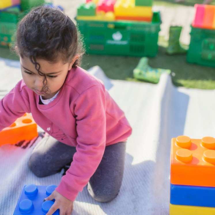 Daycare centre in busy bees brooklyn - Preschooler learning fine moto skills 