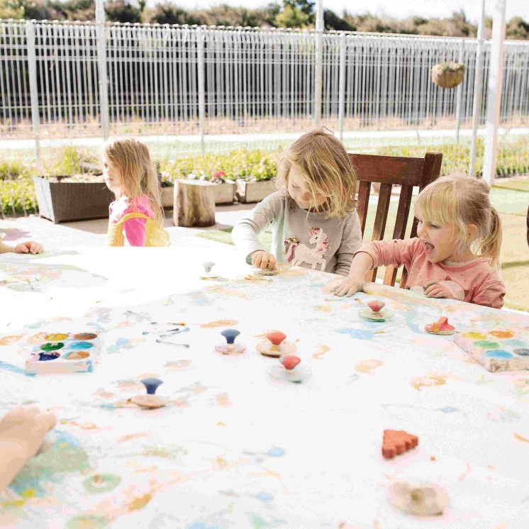 Busy Bees Cambridge artistic activities outdoor for creative development