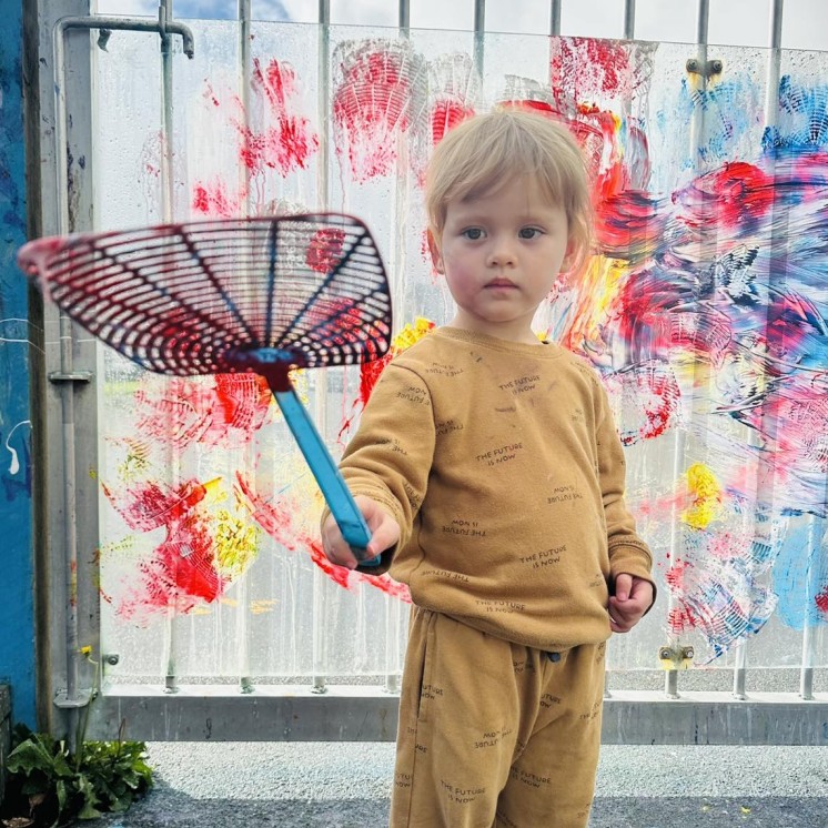 Busy Bees Coopers Beach child Painting outside