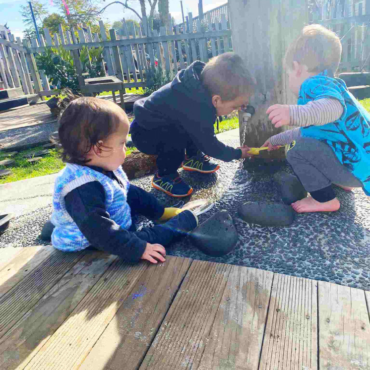 Waterplay outdoors at preschool Busy Bees Kerikeri Nursery 