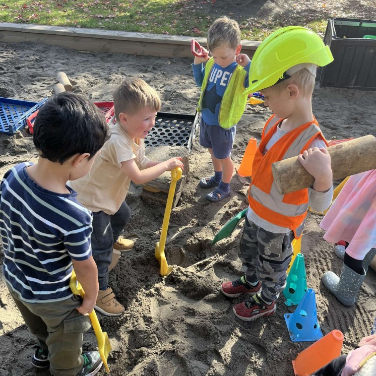 Kids digging in sand at Busy Bees Napier Road