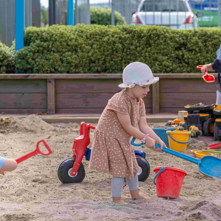 Outdoor play space and early learning at Busy Bees Stoke