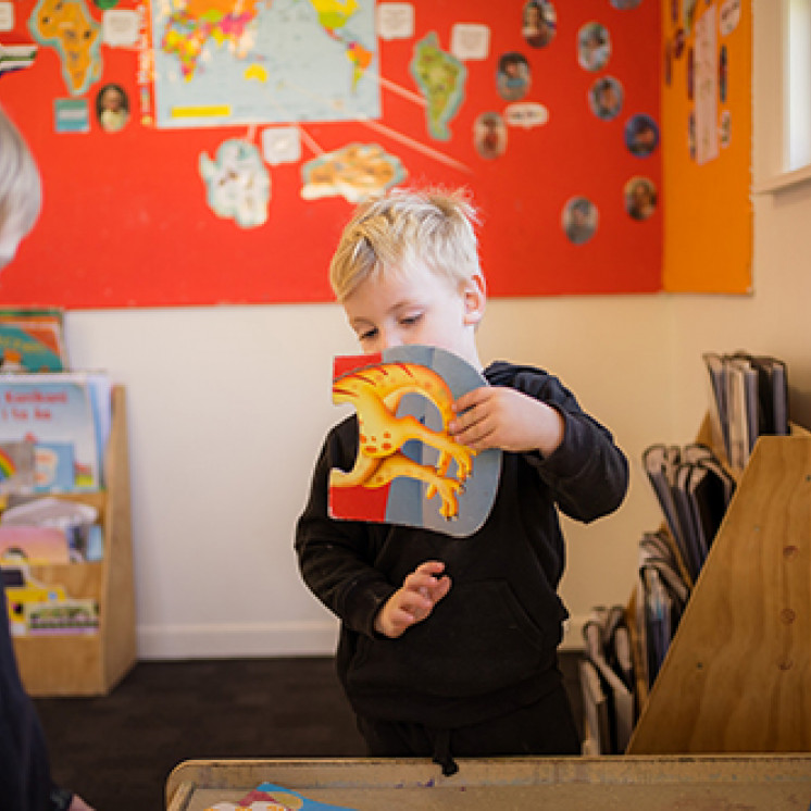 kids playing with puzzles at Busy Bees Western Heights